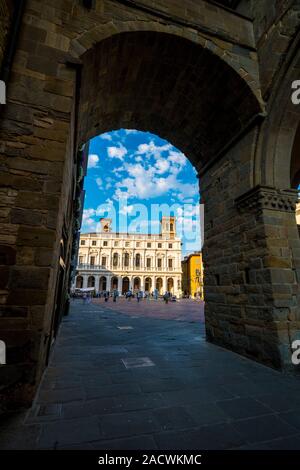 Biblioteca Civica Angelo Mai aus Torbogen, der Piazza Vecchia Square, Città Alta (Oberstadt), Bergamo, Lombardei, Italien Stockfoto