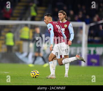 30. November 2019, Turf Moor, Burnley, England; Premier League, Burnley v Crystal Palace: Dwight McNeil (11) von Burnley läuft mit dem Ball Credit: Conor Molloy/News Bilder Stockfoto