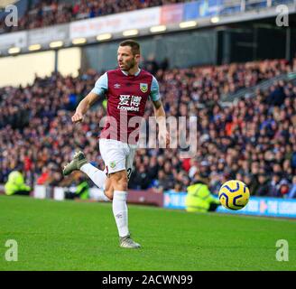 30. November 2019, Turf Moor, Burnley, England; Premier League, Burnley v Crystal Palace: Phillip Bardsley (26) von Burnley läuft mit dem Ball Credit: Conor Molloy/News Bilder Stockfoto