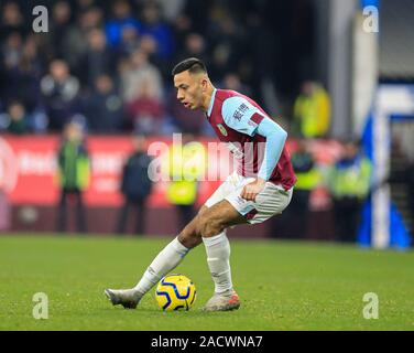 30. November 2019, Turf Moor, Burnley, England; Premier League, Burnley v Crystal Palace: Dwight McNeil (11) von Burnley steuert die Kugel Credit: Conor Molloy/News Bilder Stockfoto