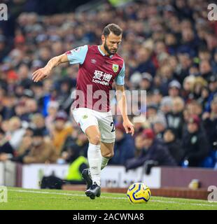 30. November 2019, Turf Moor, Burnley, England; Premier League, Burnley v Crystal Palace: Erik Pieters (23) von Burnley steuert die Kugel Credit: Conor Molloy/News Bilder Stockfoto