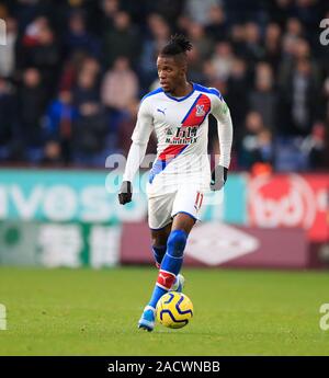 30. November 2019, Turf Moor, Burnley, England; Premier League, Burnley v Crystal Palace: Wilfried Zaha läuft mit dem Ball Credit: Conor Molloy/News Bilder Stockfoto