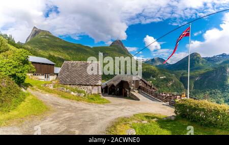 Touristen genießen die Aussicht auf die Berge von der Terrasse des Restaurant in Vesteras, Geiranger, Mehr og Romsdal County, Norwegen Stockfoto