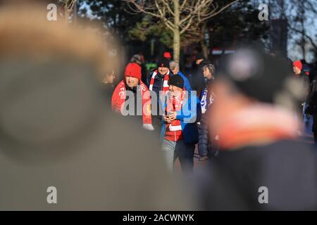 30. November 2019, Liverpool, Liverpool, England; Premier League, Liverpool v Brighton und Hove Albion: Liverpool Fans zu Fuß von Anfield Credit: Mark Cosgrove/News Bilder Stockfoto