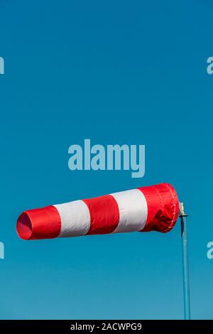 Windsack vor blauem Himmel Stockfoto