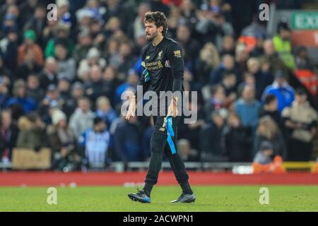 30. November 2019, Liverpool, Liverpool, England; Premier League, Liverpool v Brighton und Hove Albion: Alisson (1) von Liverpool wird abgeschickt Credit: Mark Cosgrove/News Bilder Stockfoto