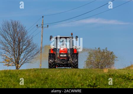 Traktor befruchtet ein Feld mit Gülle Stockfoto