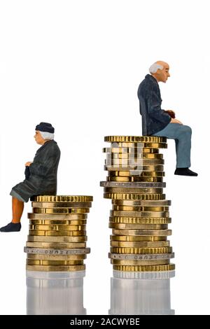 Rentner sitzen auf einem Haufen Geld Stockfoto