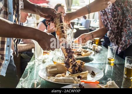 Gegrilltes Rindfleisch bei einem SIGA-Wette (eine kombinierte Metzger und Restaurant) in Addis Abeba, Äthiopien serviert. Stockfoto