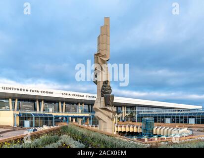 Sofia Central Station mit der sowjetischen Ära Skulptur in der Mitte des kreisförmigen Plaza. Eröffnet im Jahr 1974 wurde der Bahnhof von Architekt Milko Bechev konzipiert. Stockfoto