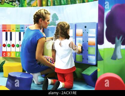 Mutter und Tochter in einer entwicklungspolitischen Zentrum für Kinder Stockfoto