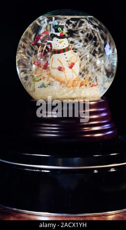 "Schneemann auf Schlitten "Snowglobe Stockfoto