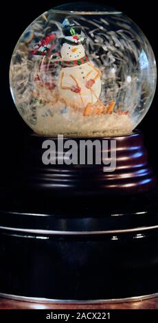 "Schneemann auf Schlitten "Snowglobe Stockfoto