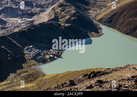 Panoramablick Luftaufnahme über Gokyo See, Ngozumpa Gletscher und das Dorf vom Gipfel des Gokyo Ri Stockfoto
