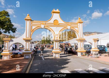 Fuengirola, Spanien. Stall und Leute auf der wöchentlichen Flohmarkt, Second Hand Markt in Fuengirola, Costa del Sol, Spanien. Stockfoto