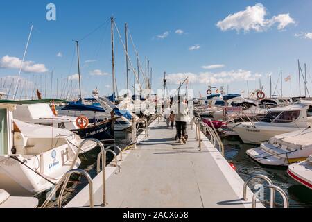 Familienwanderungen auf Pier zum Nachbau der alten spanischen Galeone, Nao Victoria Schiff, zu besuchen, der Hafen von Fuengirola. Spanien. Stockfoto