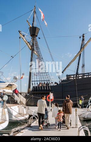 Familienwanderungen auf Pier zum Nachbau der alten spanischen Galeone, Nao Victoria Schiff, zu besuchen, der Hafen von Fuengirola. Spanien. Stockfoto