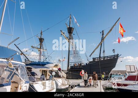 Familienwanderungen auf Pier zum Nachbau der alten spanischen Galeone, Nao Victoria Schiff, zu besuchen, der Hafen von Fuengirola. Spanien. Stockfoto