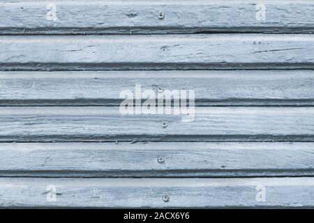 Der gerippte Struktur der alte hölzerne Wand. Hellgrau Paletten mit Nägeln. Lackiertes Holz Planken. Stockfoto