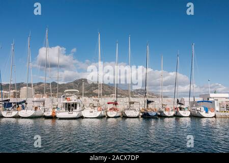 Segelboote im Hafen von Fuengirola, Hafen und Marina, Andalusien, Costa del Sol, Spanien. Stockfoto
