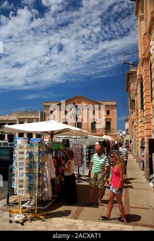 Wöchentliche Marktstände auf dem Marktplatz, Ciutadella Stadt, Insel Menorca, Balearen, Spanien, Europa Stockfoto