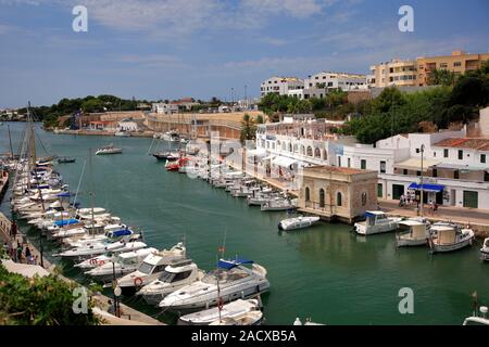 Boote im Hafen von Ciutadella, Parc De La Ciutadella Stadt, Insel Menorca, Balearen, Spanien Stockfoto