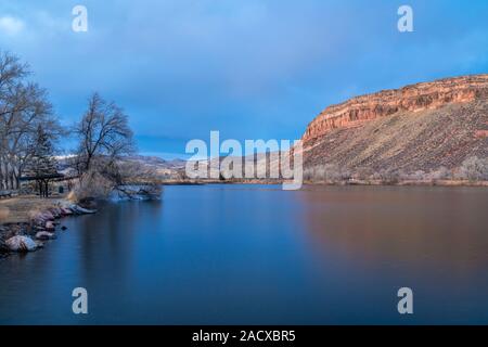 Ruhe Dämmerung über Kolorado Ausläufern mit Sandstein Klippen des Belvue Kuppel und Watson Lake in der Nähe von Fort Collins Stockfoto