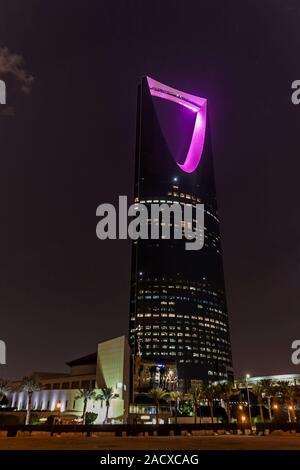 Das Kingdom Centre leuchtet in der Nacht, Riad Stockfoto