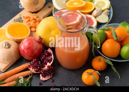 Lebensmittel, gesunde Ernährung und vegetarische Konzept - Glas Glas Saft mit Obst und Gemüse auf schiefer Tabelle Stockfoto
