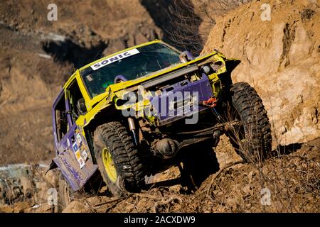 Jeep Suzuki Jimny überwindet Hindernisse in den Wald Stockfoto