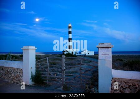 Abenddämmerung Farben über den Leuchtturm am Cap d' Artrutx in der Nähe von Calan Bosch, Insel Menorca, Balearen, Spanien, Europa Stockfoto