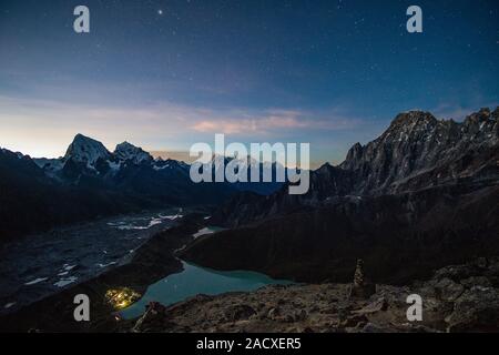 Panoramablick Luftaufnahme über Gokyo See, das Dorf und Ngozumpa Glacier von gokyo Ri, Gipfel des Mt. Cholatse, Mt. Taboche und Mt. Tamserku in der di Stockfoto