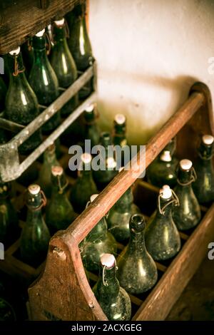Altes Bier Flaschen in Holzkiste Stockfoto