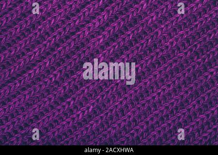 Gestrickter Schal violett Textur. Das Konzept der Gemütliche, komfortabel, warm, weich oder Winter Stockfoto