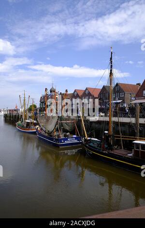 Neuharlingersiel mit Hafen, Strand und Altstadt, Ostfriesland, Niedersachsen, Deutschland Stockfoto