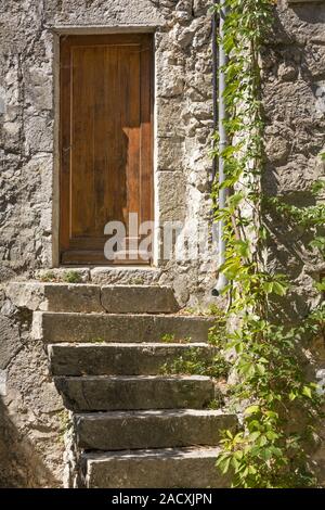 Alte Steintreppe mit Tür in Frankreich (Ardeche) Stockfoto