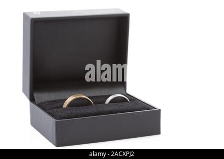 Zwei Trauringe in black box, optional Stockfoto