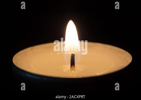 Ein brennendes Teelicht Stockfoto