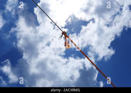 Seil Knoten der Net gegen den blauen Himmel Hintergrund Stockfoto