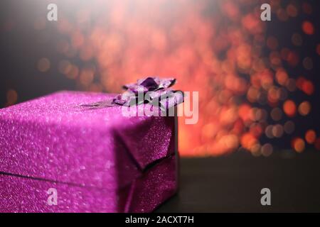 Frohe Weihnachten und guten Rutsch ins neue Jahr Konzept, Nahaufnahme der Geschenkkarton mit Bokeh Stockfoto