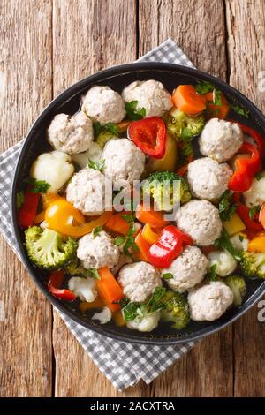 Gesunde Suppe mit Hähnchen Frikadellen und Gemüse close-up in einem Teller auf dem Tisch. Vertikal oben Ansicht von oben Stockfoto