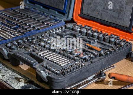 Mechanischen Werkzeugen. Professionelle Automechaniker mit verschiedenen Tools für die Arbeit im Auto Reparatur Service. Stockfoto