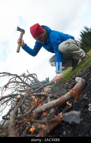 Wandern Mann versuchen, Feuer Stockfoto