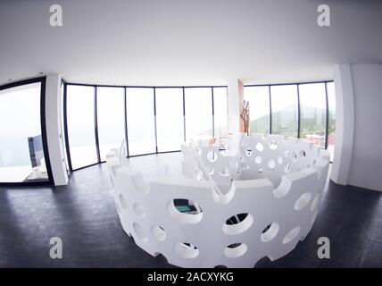 moderne Glas-Wendeltreppe Stockfoto