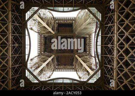 Eiffelturm aus der Sicht von unten während der regnerischen Tag Stockfoto