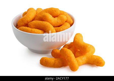 Extrudierte Käse Puffs in einem weißen Keramik Schüssel Neben verschüttete Käse Puffs isoliert auf Weiss. Stockfoto