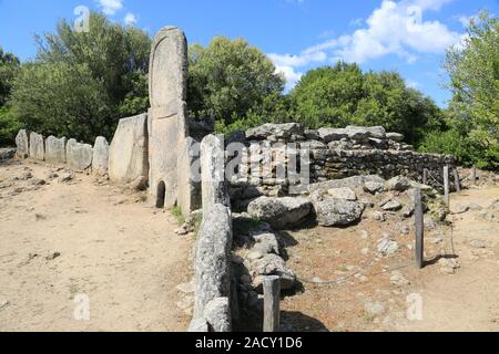 Huenen Grab auf Sardinien in Coddu Vecchiu, die Tomba di Giganti. Stockfoto