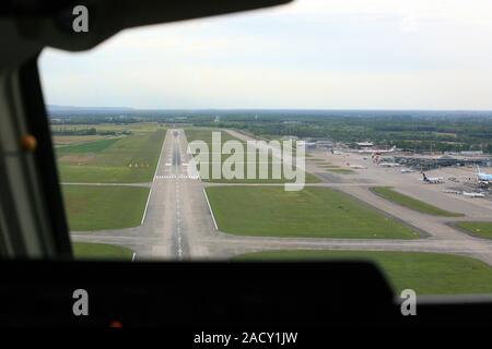 Ansatz auf Piste 33 am Euroairport Basel-Mulhouse-Freiburg Der Flughafen Stockfoto