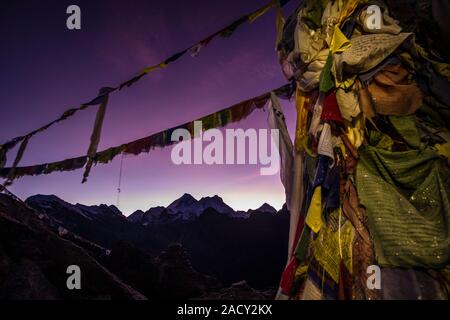 Gipfel des Mt. Everest und Mt. Makalu, vom Gipfel des Gokyo Ri gesehen, mit tibetischen Gebetsfahnen, vor Sonnenaufgang Stockfoto