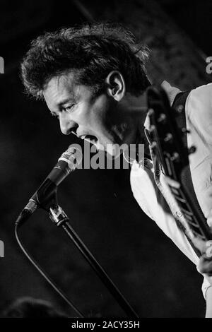 Glasgow/Schottland - Mai 2018 - Superchunk band (Mac McCaughan) live auf der Bühne eine seltene zeigen in Glasgow Stereo Stockfoto